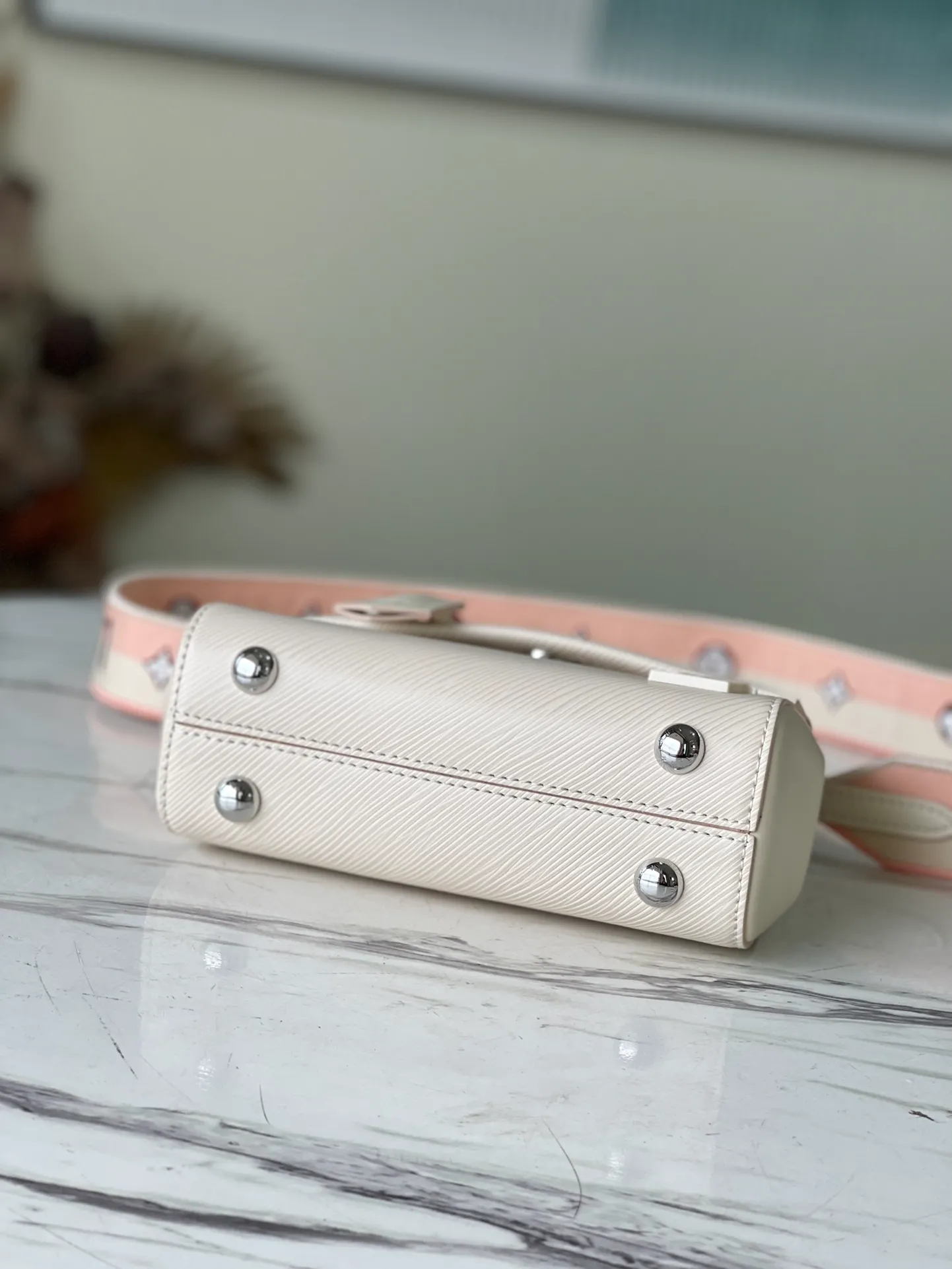 LOUIS VUITTON CLUNY MINI HANDBAG EPI GRAINED-COWHIDE LEATHER WHITE M58928_4 LOUIS VUITTON CLUNY MINI HANDBAG EPI GRAINED COWHIDE LEATHER WHITE M58928 4