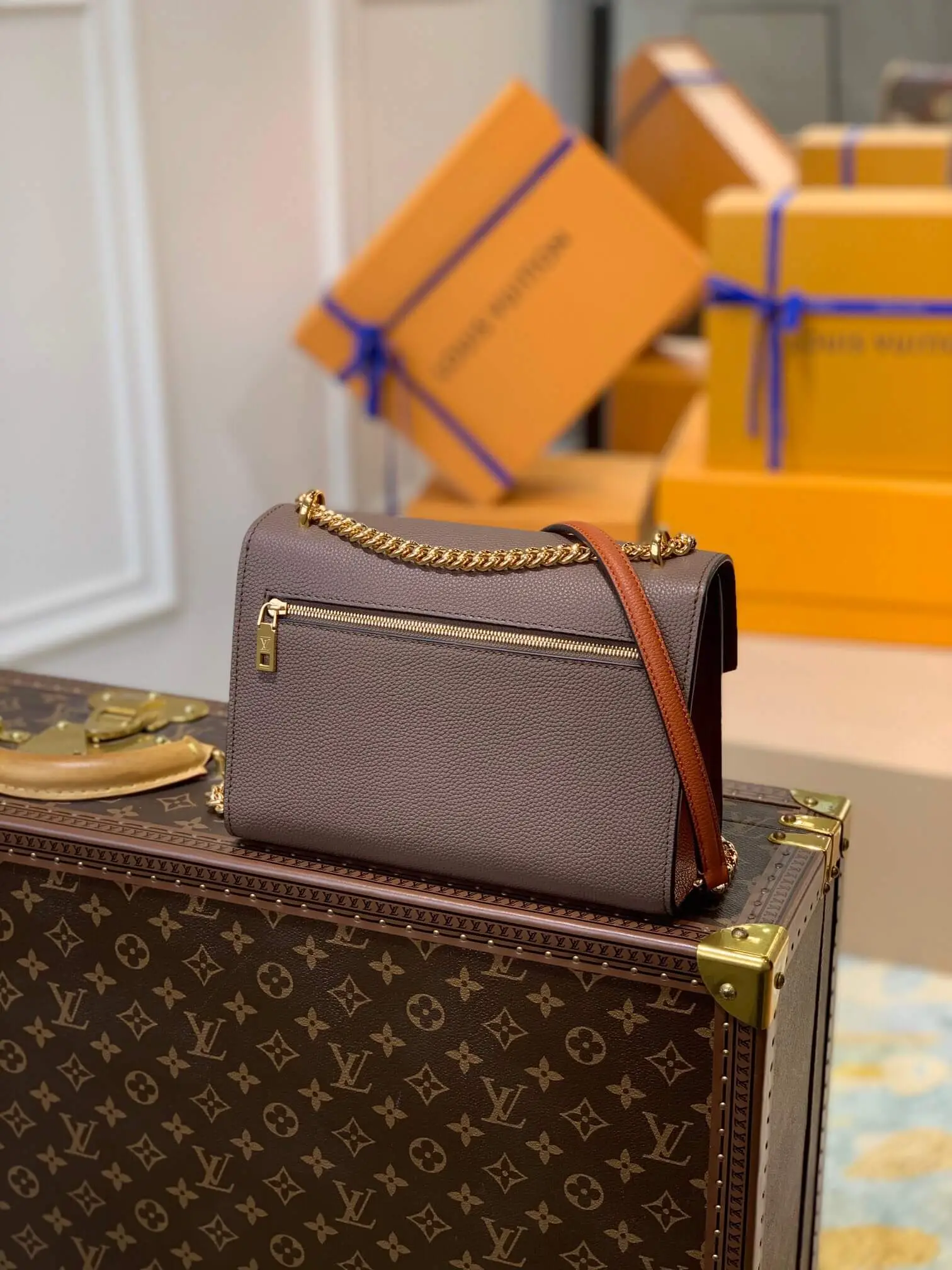 LOUIS VUITTON MYLOCKME CHAIN BAG SMOKEY M58949_2 LOUIS VUITTON MYLOCKME CHAIN BAG SMOKEY M58949 2