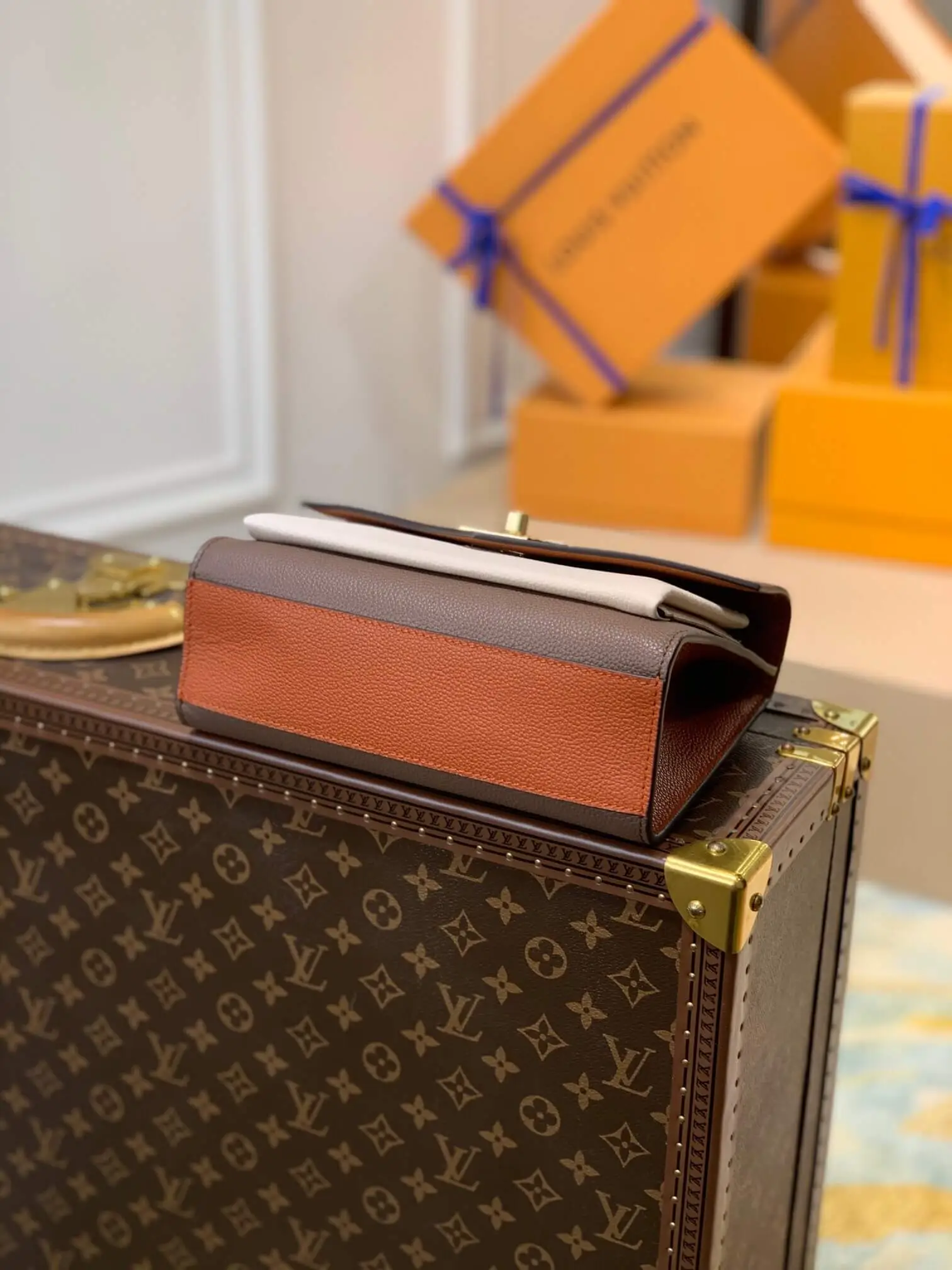 LOUIS VUITTON MYLOCKME CHAIN BAG SMOKEY M58949_4 LOUIS VUITTON MYLOCKME CHAIN BAG SMOKEY M58949 4