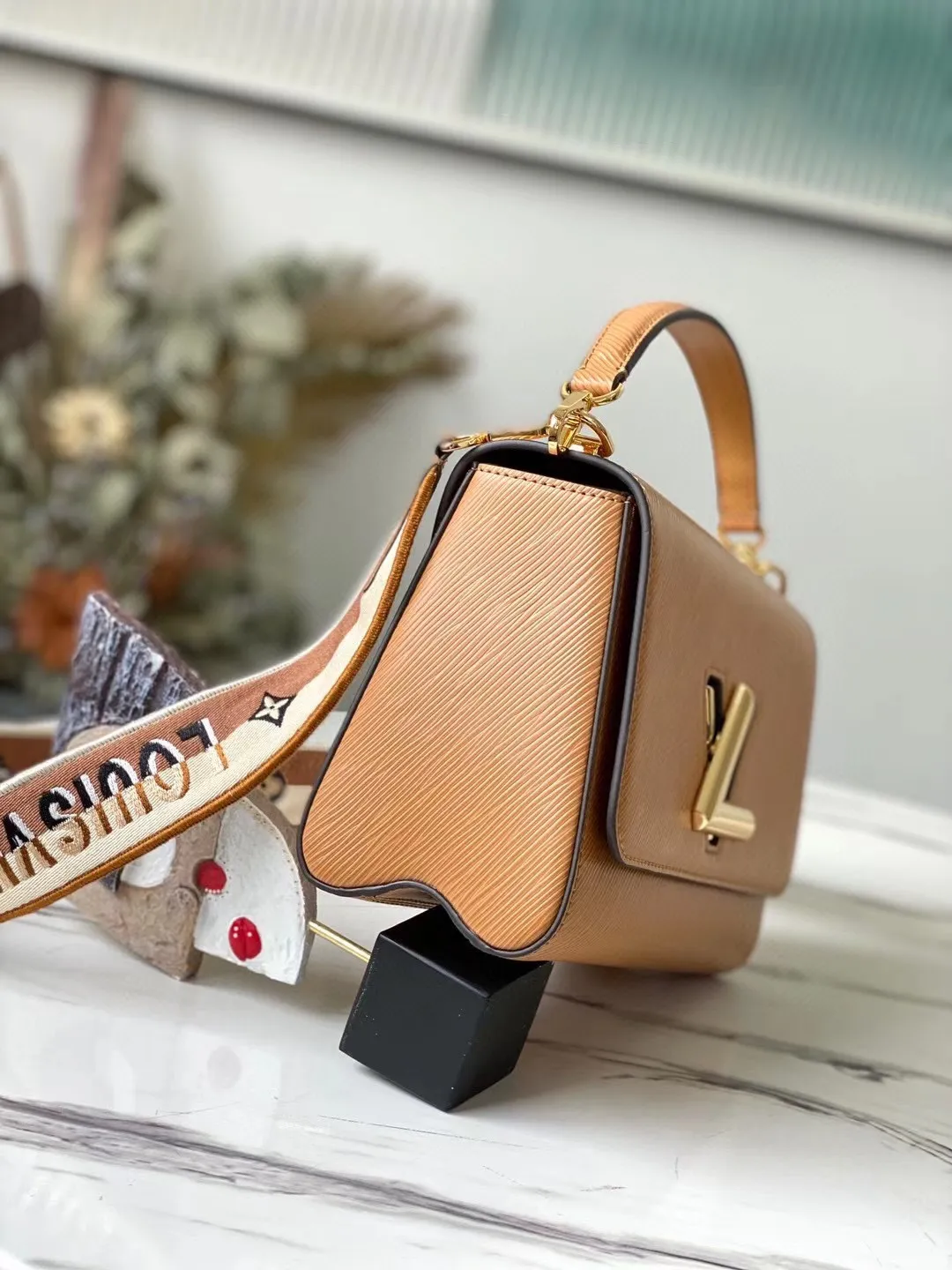 LOUIS VUITTON TWIST MM HANDBAG EPI GRAINED LEATHER GOLD CIPANGO M59026_2 LOUIS VUITTON TWIST MM HANDBAG EPI GRAINED LEATHER GOLD CIPANGO M59026 2