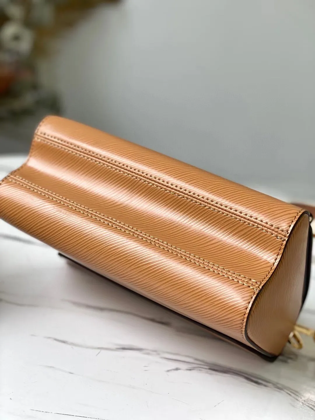 LOUIS VUITTON TWIST MM HANDBAG EPI GRAINED LEATHER GOLD CIPANGO M59026_4 LOUIS VUITTON TWIST MM HANDBAG EPI GRAINED LEATHER GOLD CIPANGO M59026 4