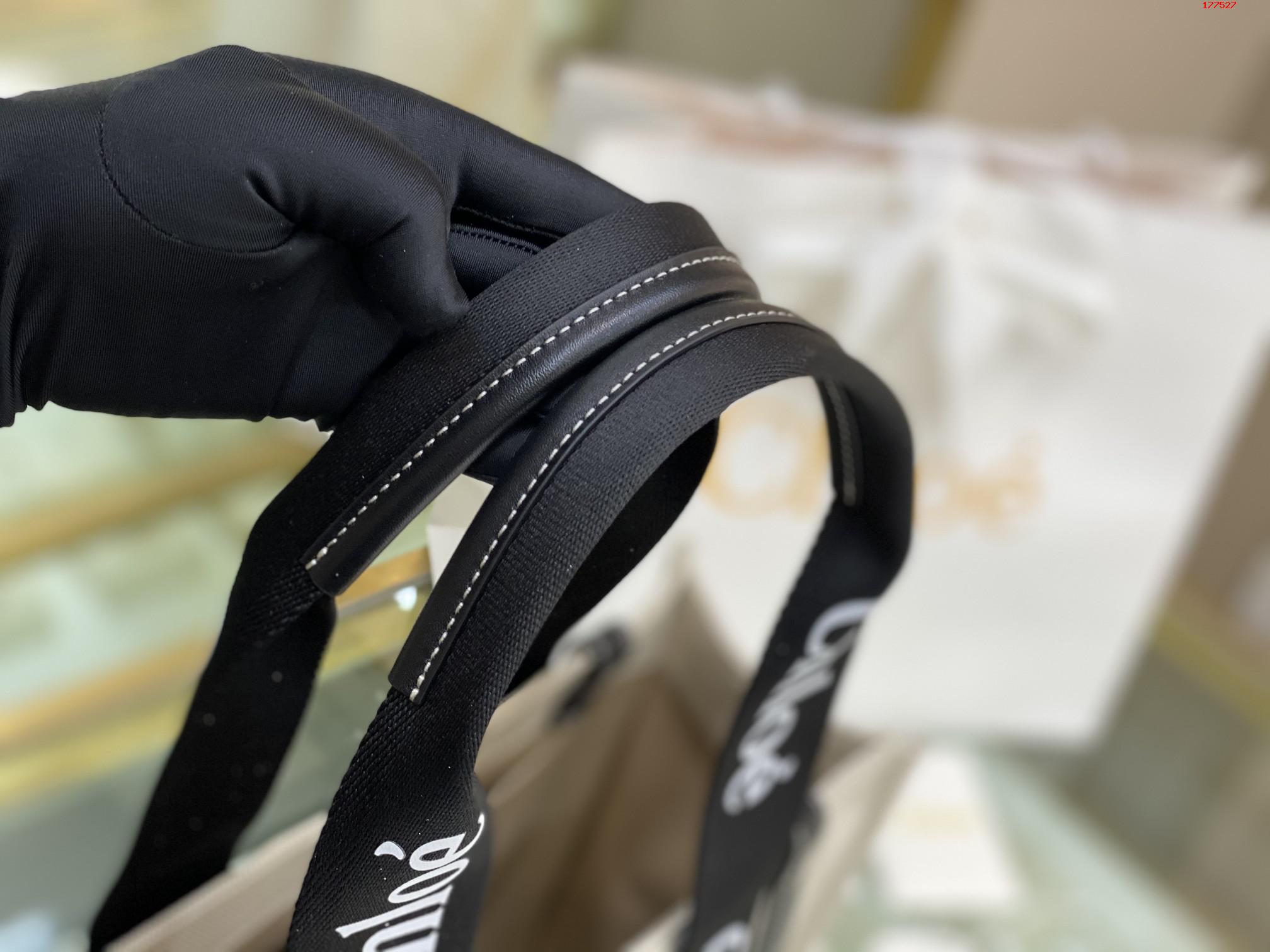 CHLOE-MEDIUM-WOODY-TOTE-BAG-BLACK-&-BLUE-CHC21US383E66925-05 CHLOE MEDIUM WOODY TOTE BAG BLACK BLUE CHC21US383E66925 05