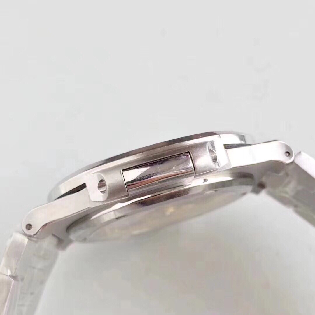 PATEK-PHILIPPE-NAUTILUS-5711-STAINLESS-STEEL-BLUE-57111A-010-07 PATEK PHILIPPE NAUTILUS 5711 STAINLESS STEEL BLUE 57111A 010 07