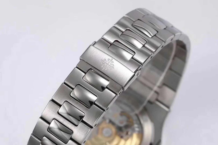 PATEK-PHILIPPE-NAUTILUS-5711-STAINLESS-STEEL-WHITE-57111A-011-09 PATEK PHILIPPE NAUTILUS 5711 STAINLESS STEEL WHITE 57111A 011 09