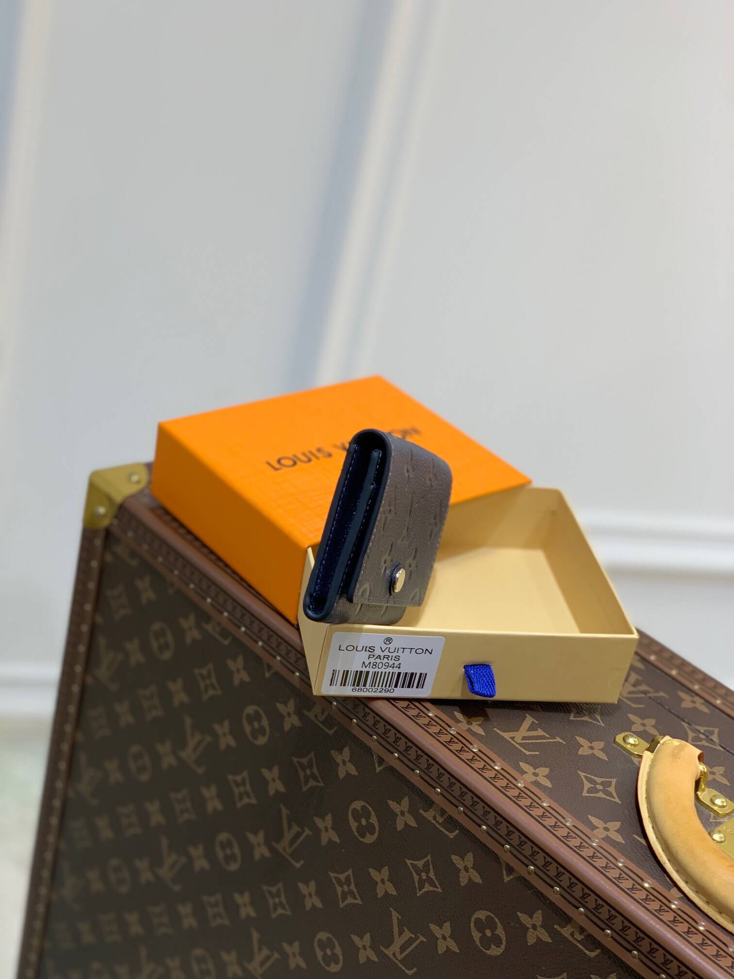 louis-vuitton-enveloppe-carte-de-visite-monogram-empreinte-leather-wallets-and-small-leather-goods-M80944-03 louis vuitton enveloppe carte de visite monogram empreinte leather wallets and small leather goods M80944 03