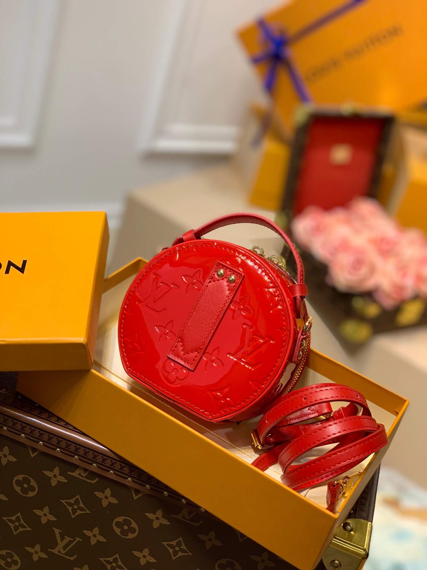 louis-vuitton-mini-boite-chapeau-monogram-vernis-leather-wallets-and-small-leather-goods-M90498-02 louis vuitton mini boite chapeau monogram vernis leather wallets and small leather goods M90498 02