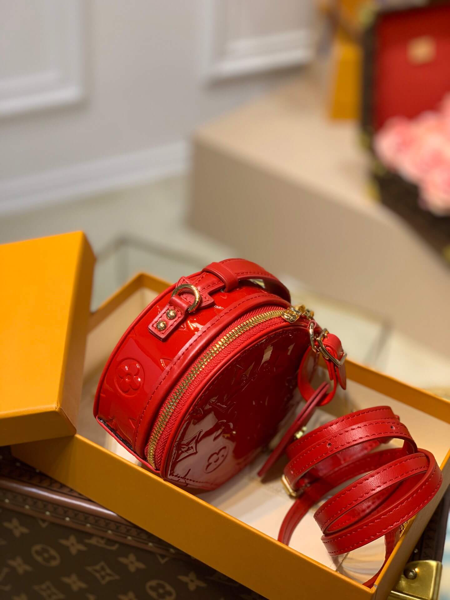 louis-vuitton-mini-boite-chapeau-monogram-vernis-leather-wallets-and-small-leather-goods-M90498-03 louis vuitton mini boite chapeau monogram vernis leather wallets and small leather goods M90498 03