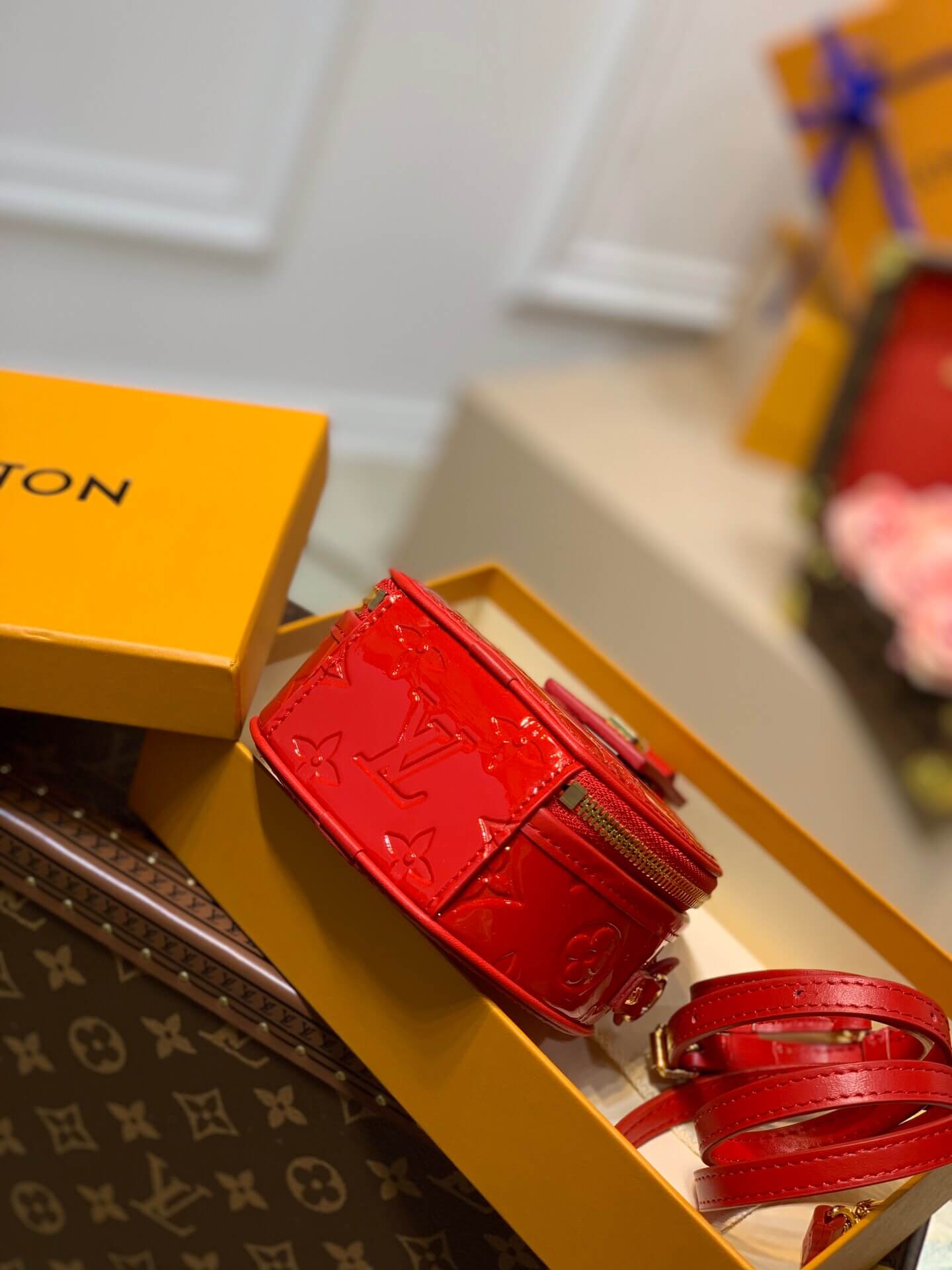 louis-vuitton-mini-boite-chapeau-monogram-vernis-leather-wallets-and-small-leather-goods-M90498-04 louis vuitton mini boite chapeau monogram vernis leather wallets and small leather goods M90498 04