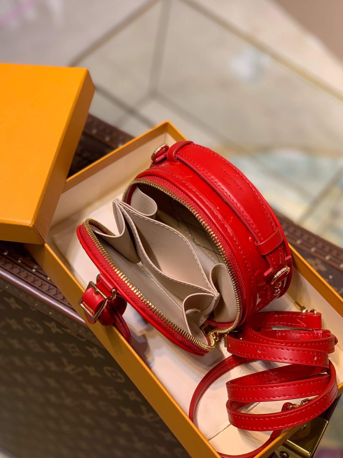 louis-vuitton-mini-boite-chapeau-monogram-vernis-leather-wallets-and-small-leather-goods-M90498-05 louis vuitton mini boite chapeau monogram vernis leather wallets and small leather goods M90498 05