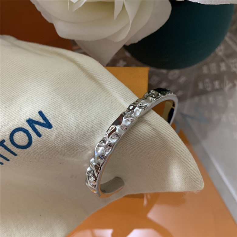 louis-vuitton-monogram-carved-cuff-fashion-jewellery-M00332-03 louis vuitton monogram carved cuff fashion jewellery M00332 03