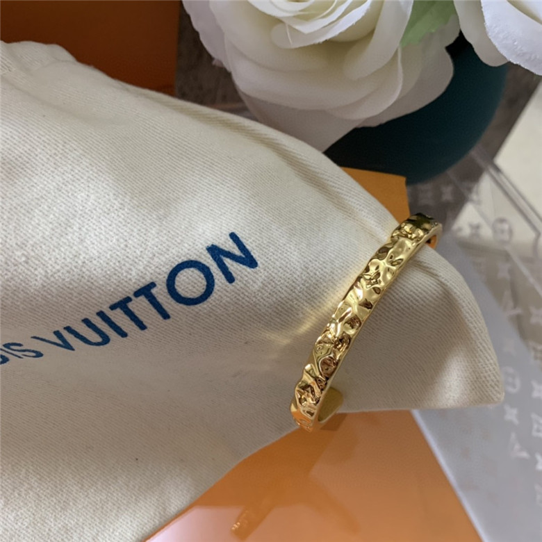 louis-vuitton-monogram-carved-cuff-fashion-jewellery-M00332-04 louis vuitton monogram carved cuff fashion jewellery M00332 04