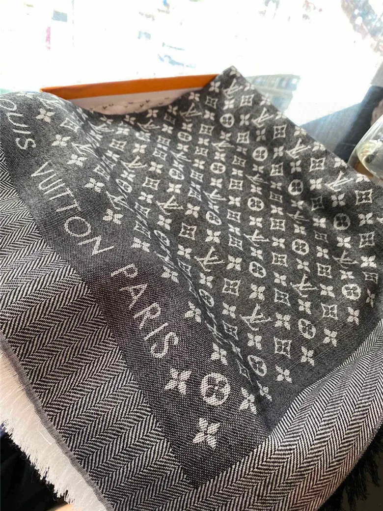 louis-vuitton-petit-louis-shawl-scarves-and-shawls-M76995-01 louis vuitton petit louis shawl scarves and shawls M76995 01