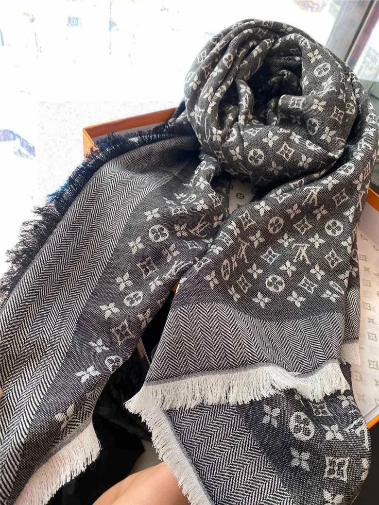 louis-vuitton-petit-louis-shawl-scarves-and-shawls-M76995-03 louis vuitton petit louis shawl scarves and shawls M76995 03