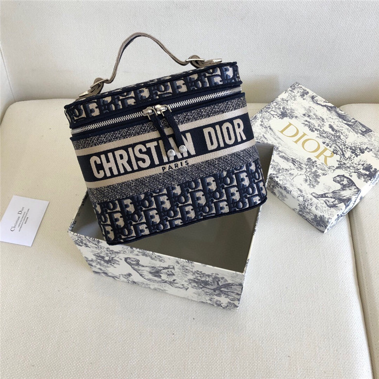 DIOR-DIORTRAVEL-VANITY-CASE-BLUE-DIOR-OBLIQUE-EMBROIDERY-S5480VRIW_M928-01 DIOR DIORTRAVEL VANITY CASE BLUE DIOR OBLIQUE EMBROIDERY S5480VRIW M928 01