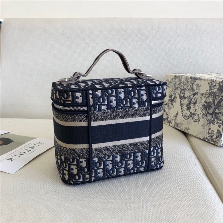 DIOR-DIORTRAVEL-VANITY-CASE-BLUE-DIOR-OBLIQUE-EMBROIDERY-S5480VRIW_M928-03 DIOR DIORTRAVEL VANITY CASE BLUE DIOR OBLIQUE EMBROIDERY S5480VRIW M928 03