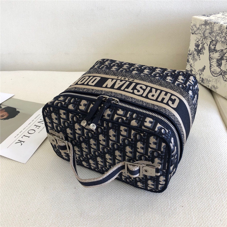 DIOR-DIORTRAVEL-VANITY-CASE-BLUE-DIOR-OBLIQUE-EMBROIDERY-S5480VRIW_M928-04 DIOR DIORTRAVEL VANITY CASE BLUE DIOR OBLIQUE EMBROIDERY S5480VRIW M928 04