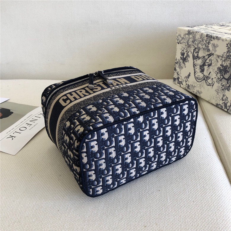 DIOR-DIORTRAVEL-VANITY-CASE-BLUE-DIOR-OBLIQUE-EMBROIDERY-S5480VRIW_M928-05 DIOR DIORTRAVEL VANITY CASE BLUE DIOR OBLIQUE EMBROIDERY S5480VRIW M928 05