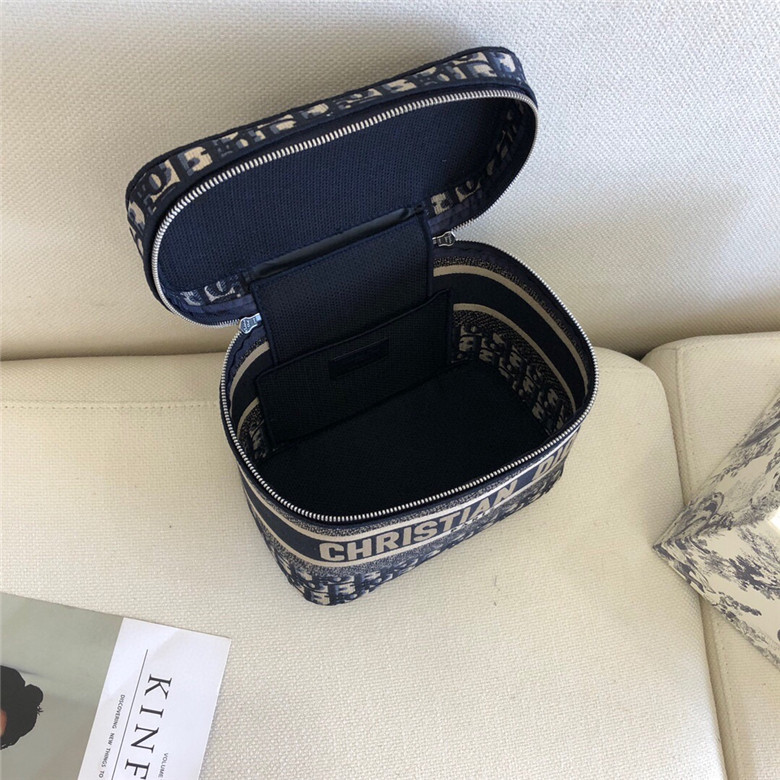 DIOR-DIORTRAVEL-VANITY-CASE-BLUE-DIOR-OBLIQUE-EMBROIDERY-S5480VRIW_M928-09 DIOR DIORTRAVEL VANITY CASE BLUE DIOR OBLIQUE EMBROIDERY S5480VRIW M928 09