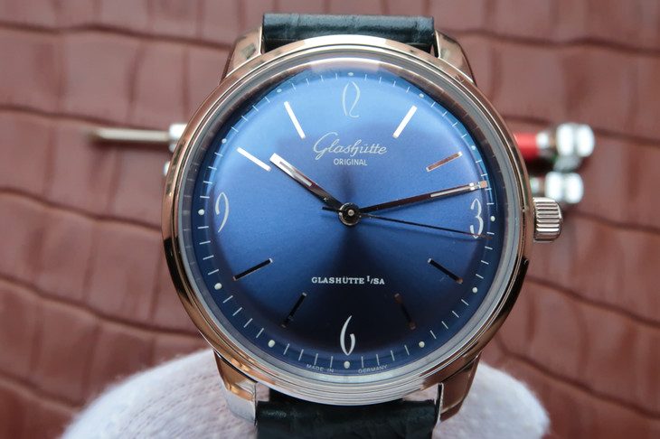 GLASHÜTTE-ORIGINAL-SIXTIES-STAINLESS-STEEL-BLUE1-39-52-06-02-04-04 GLASHUTTE ORIGINAL SIXTIES STAINLESS STEEL BLUE1 39 52 06 02 04 04