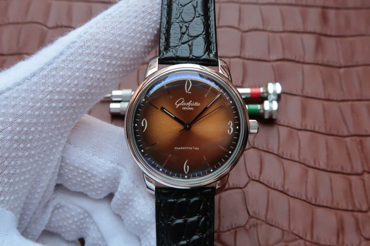 GLASHÜTTE-ORIGINAL-SIXTIES-STAINLESS-STEEL-ICONIC-GOLDEN-1-39-52-08-02-01-01 GLASHUTTE ORIGINAL SIXTIES STAINLESS STEEL ICONIC GOLDEN 1 39 52 08 02 01 01