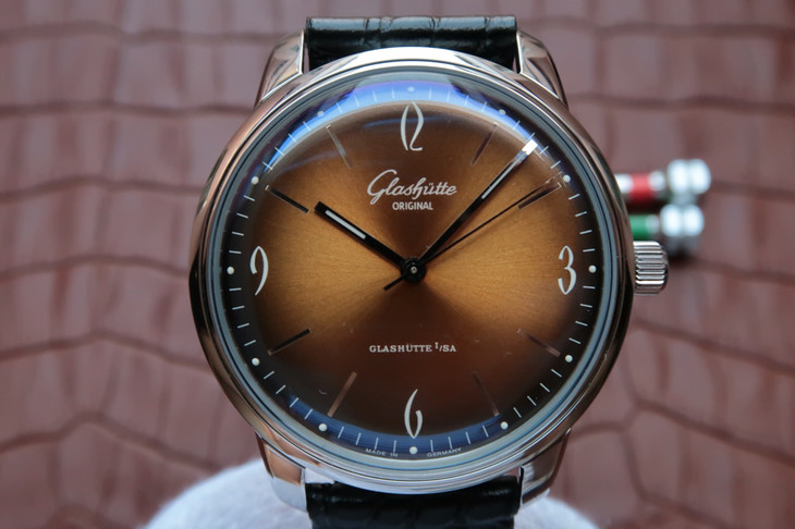 GLASHÜTTE-ORIGINAL-SIXTIES-STAINLESS-STEEL-ICONIC-GOLDEN-1-39-52-08-02-01-04 GLASHUTTE ORIGINAL SIXTIES STAINLESS STEEL ICONIC GOLDEN 1 39 52 08 02 01 04