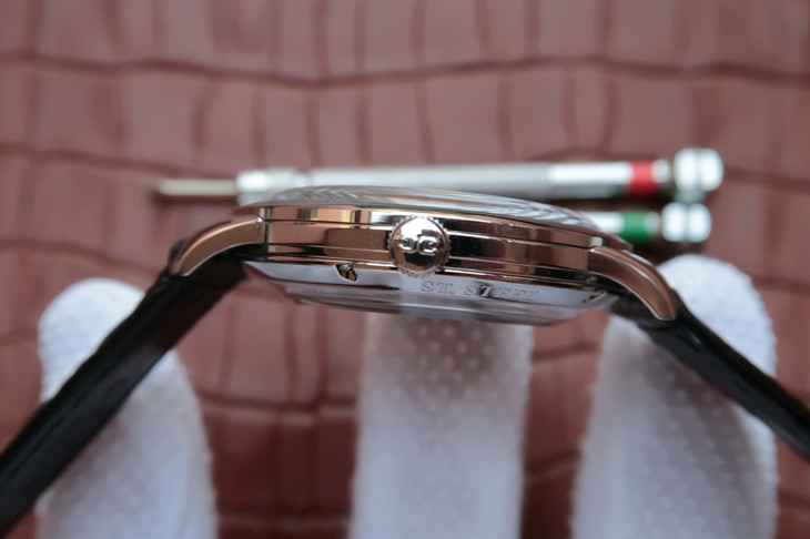 GLASHÜTTE-ORIGINAL-SIXTIES-STAINLESS-STEEL-ICONIC-GOLDEN-1-39-52-08-02-01-05 GLASHUTTE ORIGINAL SIXTIES STAINLESS STEEL ICONIC GOLDEN 1 39 52 08 02 01 05