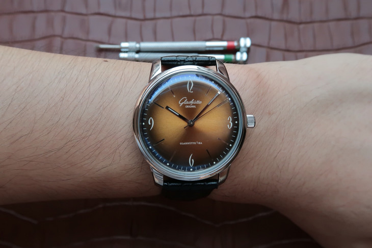 GLASHÜTTE-ORIGINAL-SIXTIES-STAINLESS-STEEL-ICONIC-GOLDEN-1-39-52-08-02-01-09 GLASHUTTE ORIGINAL SIXTIES STAINLESS STEEL ICONIC GOLDEN 1 39 52 08 02 01 09