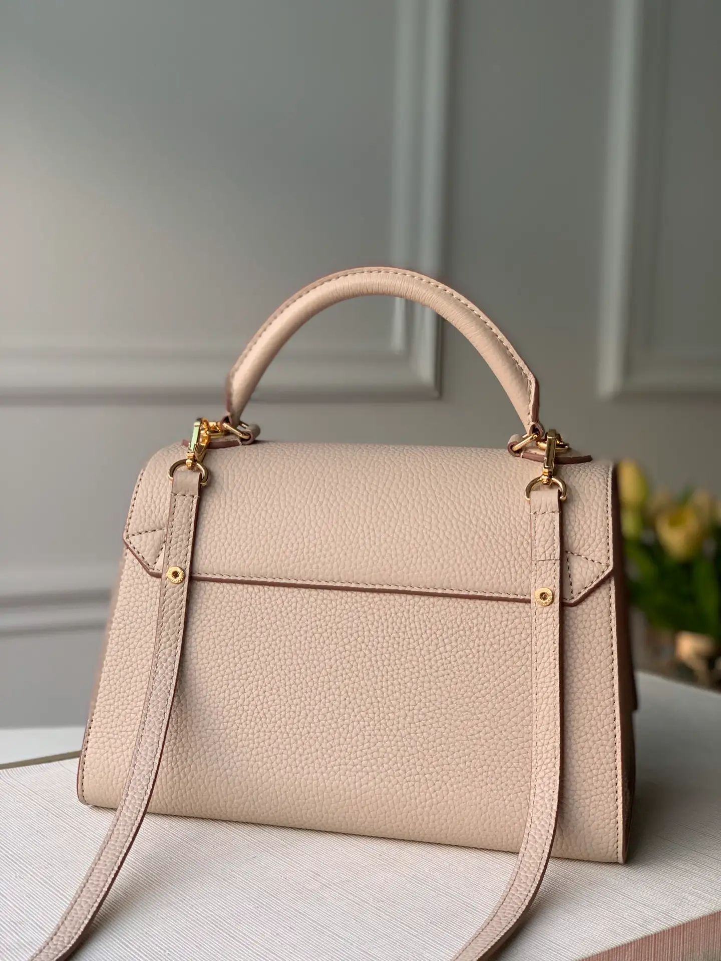 LOUIS VUITTON TWIST ONE HANDLE MM HANDBAG TAURILLON LEATHER GREIGE M57092_2 LOUIS VUITTON TWIST ONE HANDLE MM HANDBAG TAURILLON LEATHER GREIGE M57092 2