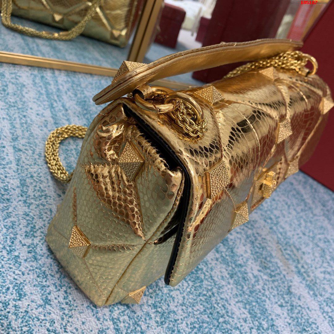 VALENTINO-LARGE-ROMAN-STUD-ELAPHE-CHAIN-BAG-BRASS-WW2B0I60ZQCKM5-03 VALENTINO LARGE ROMAN STUD ELAPHE CHAIN BAG BRASS WW2B0I60ZQCKM5 03