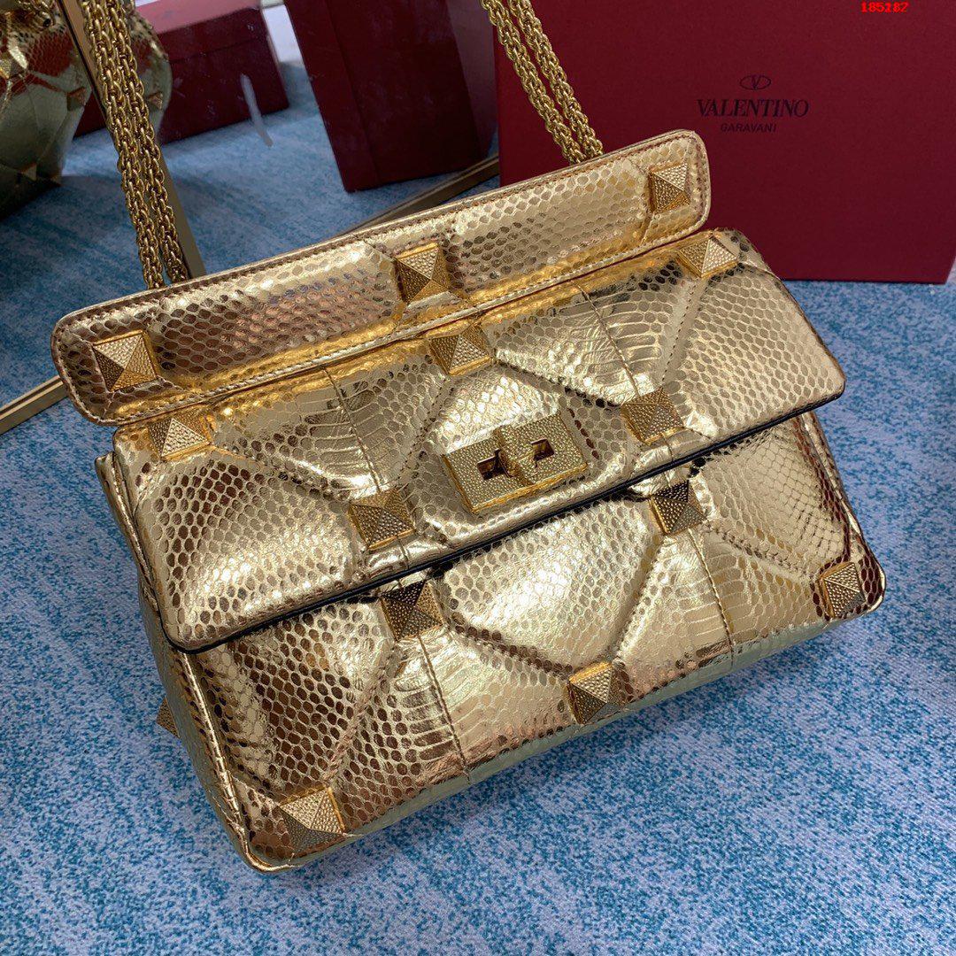 VALENTINO-LARGE-ROMAN-STUD-ELAPHE-CHAIN-BAG-BRASS-WW2B0I60ZQCKM5-04 VALENTINO LARGE ROMAN STUD ELAPHE CHAIN BAG BRASS WW2B0I60ZQCKM5 04