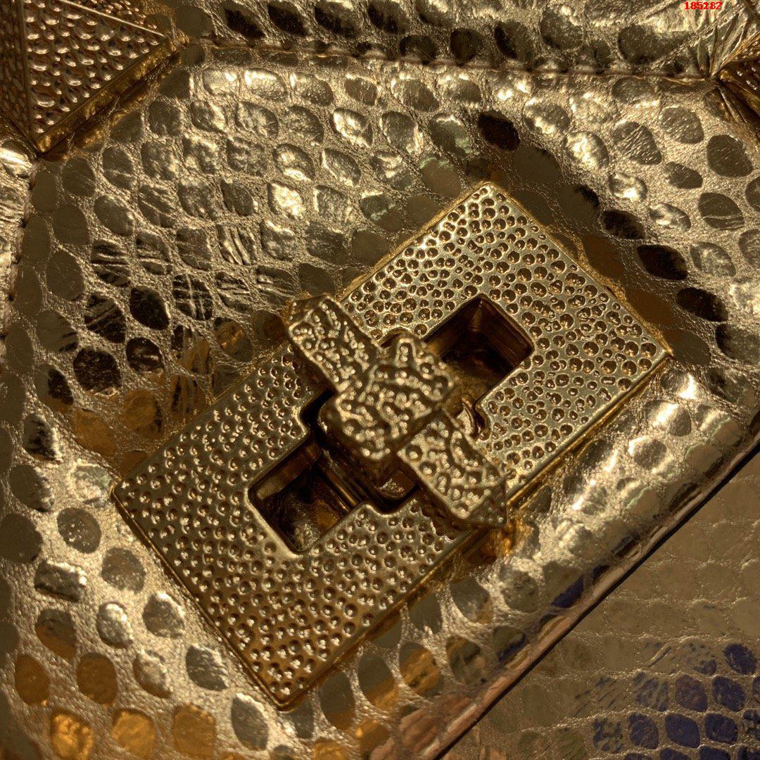 VALENTINO-LARGE-ROMAN-STUD-ELAPHE-CHAIN-BAG-BRASS-WW2B0I60ZQCKM5-05 VALENTINO LARGE ROMAN STUD ELAPHE CHAIN BAG BRASS WW2B0I60ZQCKM5 05