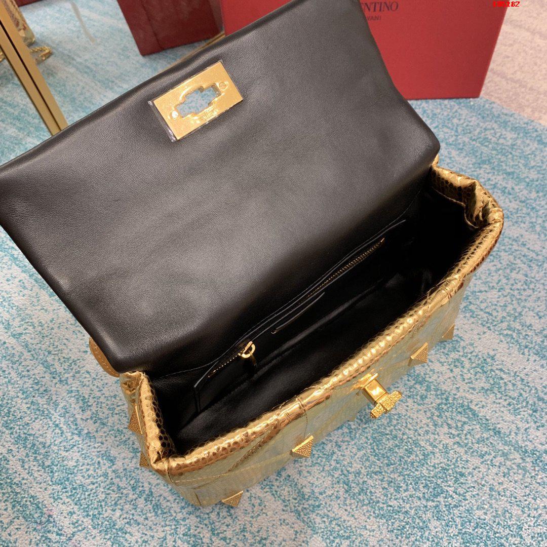 VALENTINO-LARGE-ROMAN-STUD-ELAPHE-CHAIN-BAG-BRASS-WW2B0I60ZQCKM5-07 VALENTINO LARGE ROMAN STUD ELAPHE CHAIN BAG BRASS WW2B0I60ZQCKM5 07