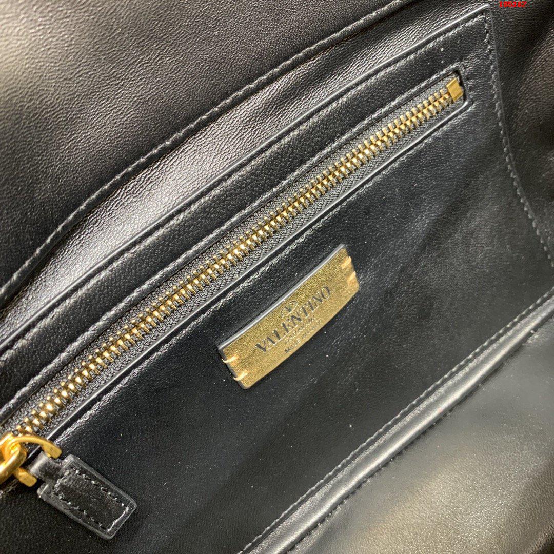 VALENTINO-LARGE-ROMAN-STUD-ELAPHE-CHAIN-BAG-BRASS-WW2B0I60ZQCKM5-08 VALENTINO LARGE ROMAN STUD ELAPHE CHAIN BAG BRASS WW2B0I60ZQCKM5 08