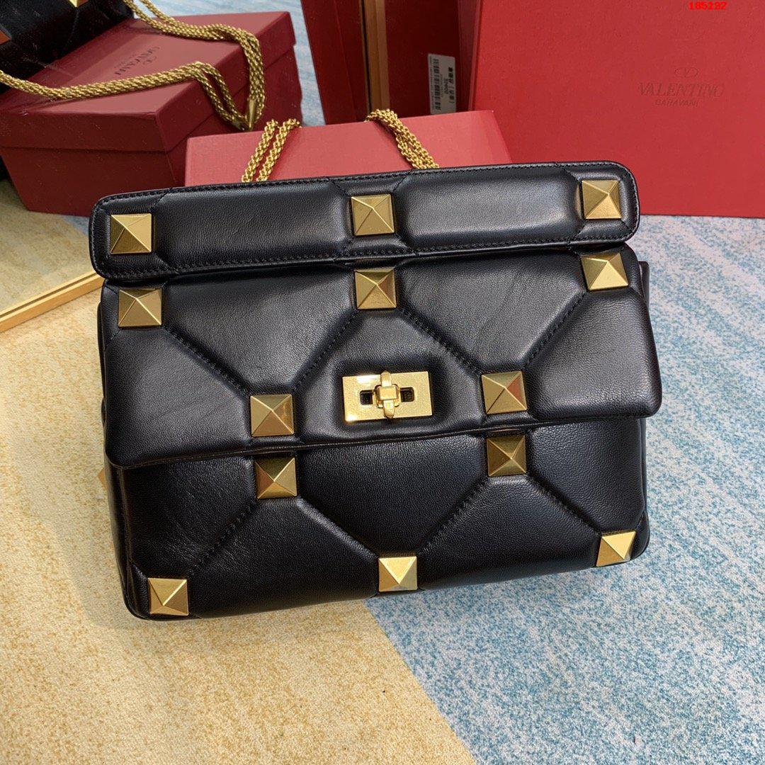 VALENTINO-LARGE-ROMAN-STUD-THE-SHOULDER-BAG-IN-NAPPA-WITH-CHAIN-BLACK-WW2B0I60BSFM30-01 VALENTINO LARGE ROMAN STUD THE SHOULDER BAG IN NAPPA WITH CHAIN BLACK WW2B0I60BSFM30 01