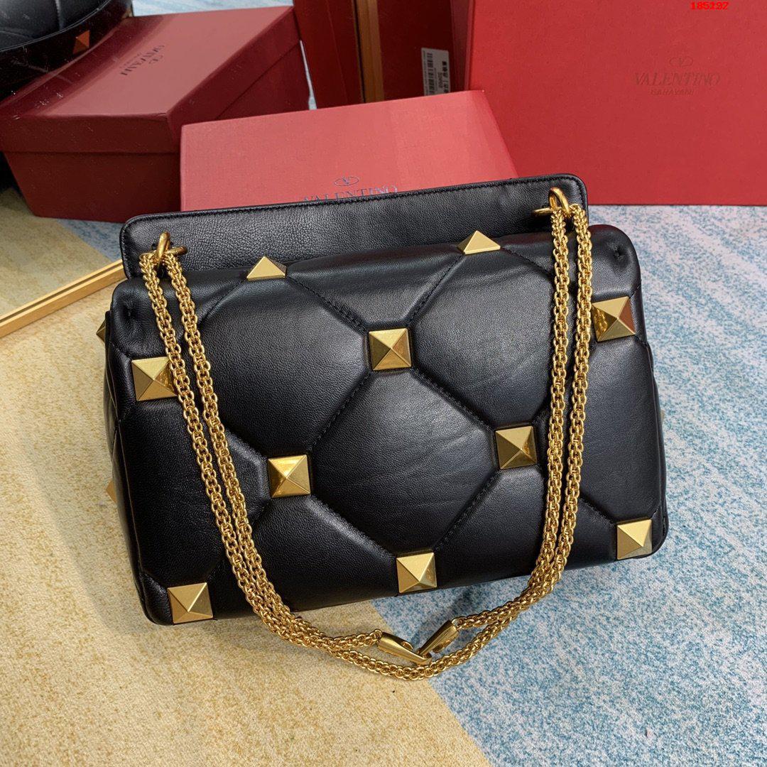 VALENTINO-LARGE-ROMAN-STUD-THE-SHOULDER-BAG-IN-NAPPA-WITH-CHAIN-BLACK-WW2B0I60BSFM30-02 VALENTINO LARGE ROMAN STUD THE SHOULDER BAG IN NAPPA WITH CHAIN BLACK WW2B0I60BSFM30 02