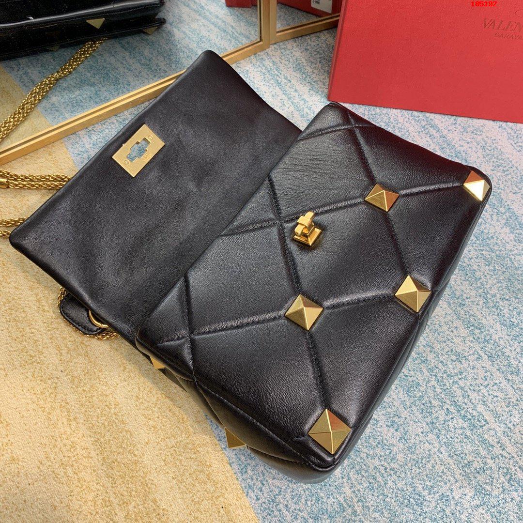 VALENTINO-LARGE-ROMAN-STUD-THE-SHOULDER-BAG-IN-NAPPA-WITH-CHAIN-BLACK-WW2B0I60BSFM30-05 VALENTINO LARGE ROMAN STUD THE SHOULDER BAG IN NAPPA WITH CHAIN BLACK WW2B0I60BSFM30 05