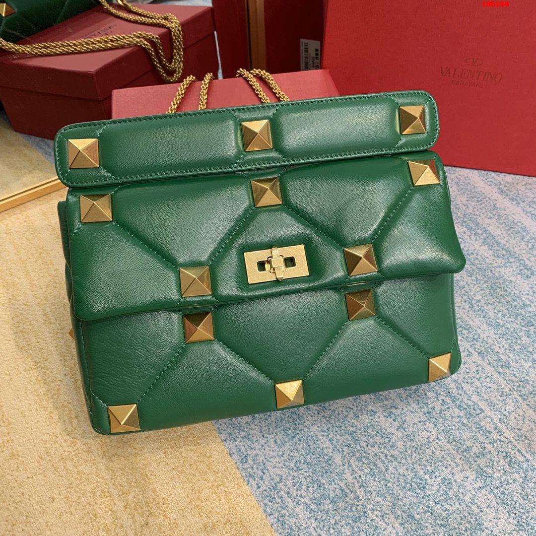 VALENTINO-LARGE-ROMAN-STUD-THE-SHOULDER-BAG-IN-NAPPA-WITH-CHAIN-GREEN-VW2B0I60BSFX64-01 VALENTINO LARGE ROMAN STUD THE SHOULDER BAG IN NAPPA WITH CHAIN GREEN VW2B0I60BSFX64 01