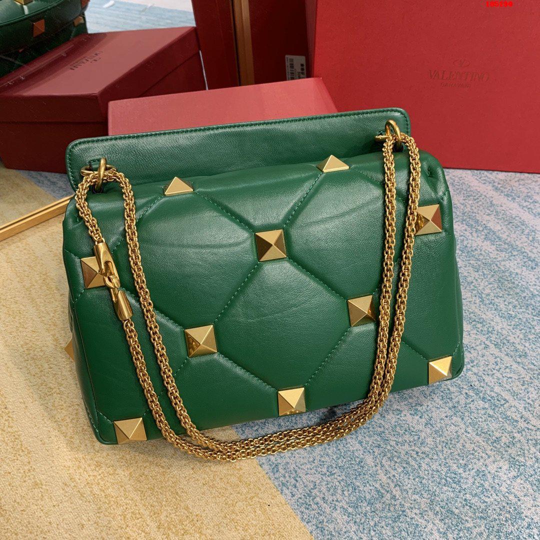 VALENTINO-LARGE-ROMAN-STUD-THE-SHOULDER-BAG-IN-NAPPA-WITH-CHAIN-GREEN-VW2B0I60BSFX64-02 VALENTINO LARGE ROMAN STUD THE SHOULDER BAG IN NAPPA WITH CHAIN GREEN VW2B0I60BSFX64 02