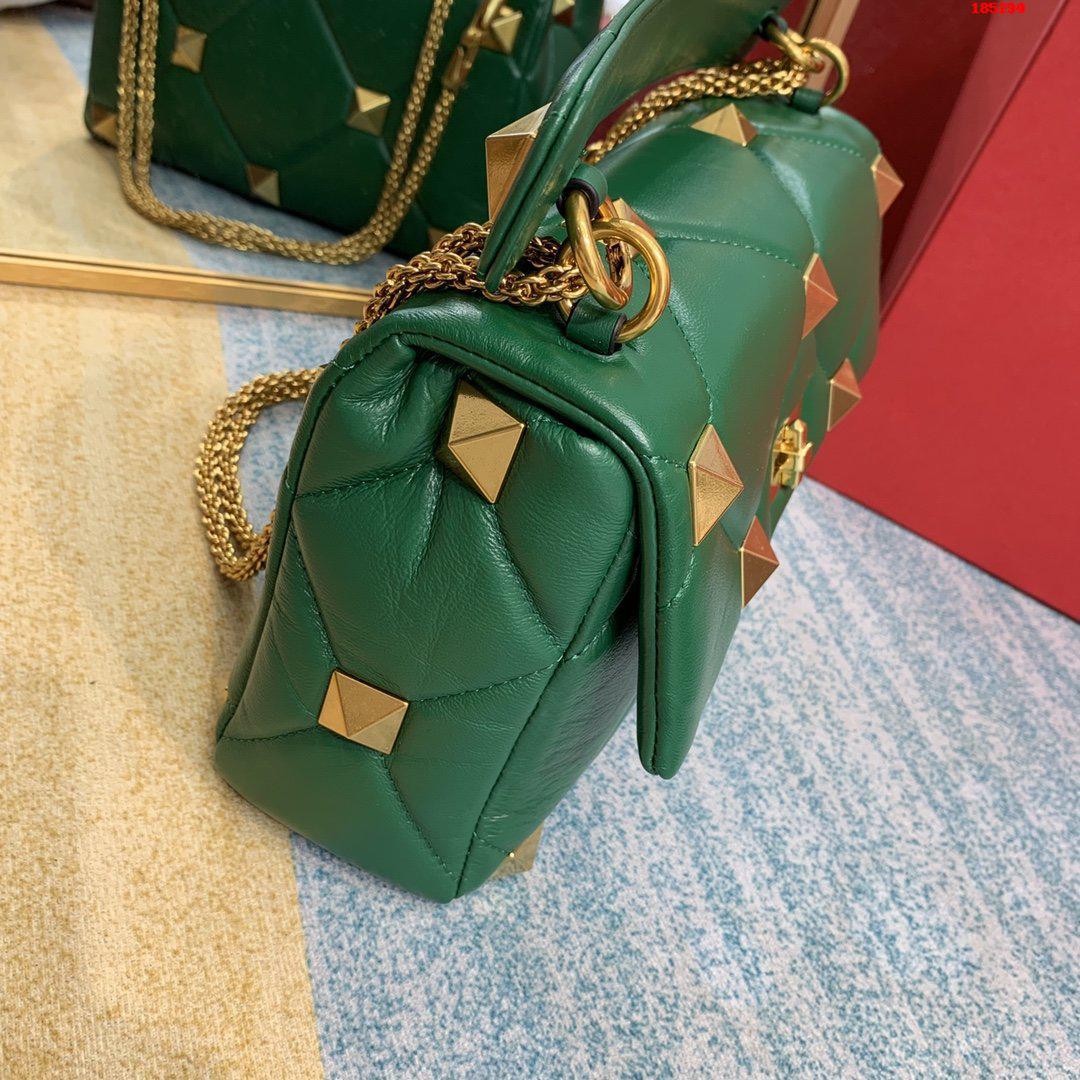 VALENTINO-LARGE-ROMAN-STUD-THE-SHOULDER-BAG-IN-NAPPA-WITH-CHAIN-GREEN-VW2B0I60BSFX64-03 VALENTINO LARGE ROMAN STUD THE SHOULDER BAG IN NAPPA WITH CHAIN GREEN VW2B0I60BSFX64 03