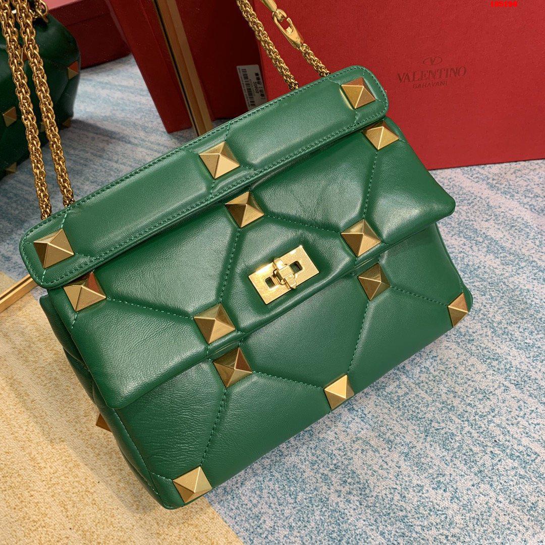 VALENTINO-LARGE-ROMAN-STUD-THE-SHOULDER-BAG-IN-NAPPA-WITH-CHAIN-GREEN-VW2B0I60BSFX64-04 VALENTINO LARGE ROMAN STUD THE SHOULDER BAG IN NAPPA WITH CHAIN GREEN VW2B0I60BSFX64 04