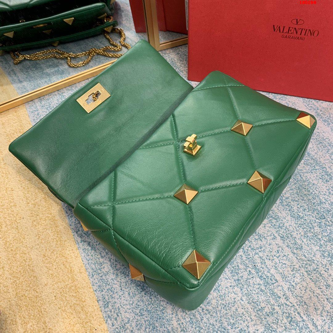 VALENTINO-LARGE-ROMAN-STUD-THE-SHOULDER-BAG-IN-NAPPA-WITH-CHAIN-GREEN-VW2B0I60BSFX64-05 VALENTINO LARGE ROMAN STUD THE SHOULDER BAG IN NAPPA WITH CHAIN GREEN VW2B0I60BSFX64 05