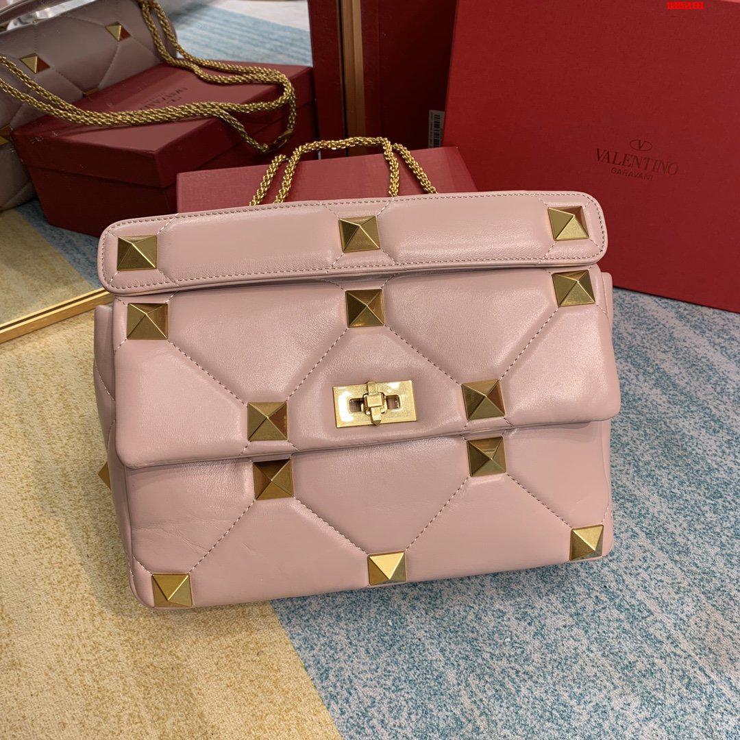 VALENTINO-LARGE-ROMAN-STUD-THE-SHOULDER-BAG-IN-NAPPA-WITH-CHAIN-PINK-WW2B0I60BSFGF9-01 VALENTINO LARGE ROMAN STUD THE SHOULDER BAG IN NAPPA WITH CHAIN PINK WW2B0I60BSFGF9 01