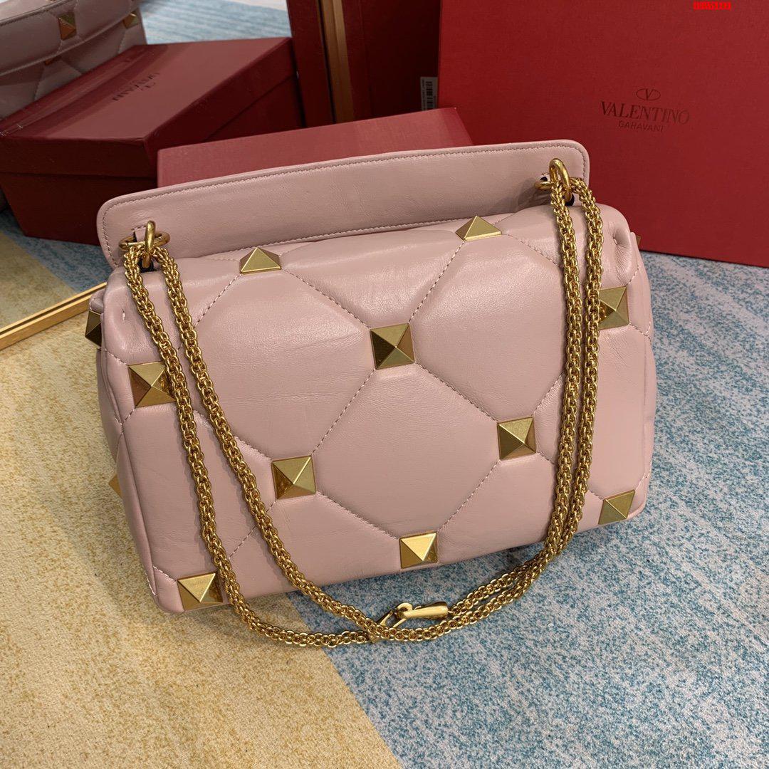 VALENTINO-LARGE-ROMAN-STUD-THE-SHOULDER-BAG-IN-NAPPA-WITH-CHAIN-PINK-WW2B0I60BSFGF9-02 VALENTINO LARGE ROMAN STUD THE SHOULDER BAG IN NAPPA WITH CHAIN PINK WW2B0I60BSFGF9 02