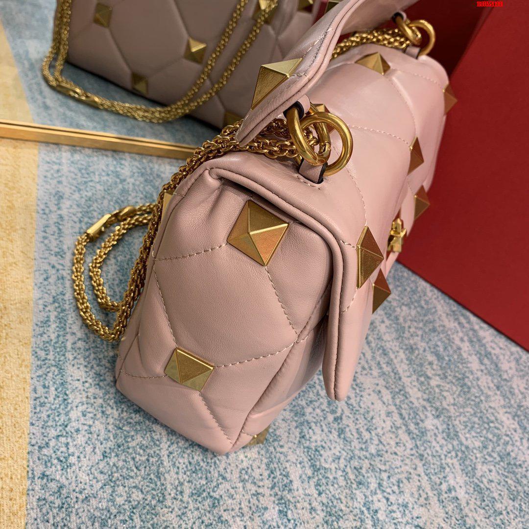 VALENTINO-LARGE-ROMAN-STUD-THE-SHOULDER-BAG-IN-NAPPA-WITH-CHAIN-PINK-WW2B0I60BSFGF9-03 VALENTINO LARGE ROMAN STUD THE SHOULDER BAG IN NAPPA WITH CHAIN PINK WW2B0I60BSFGF9 03