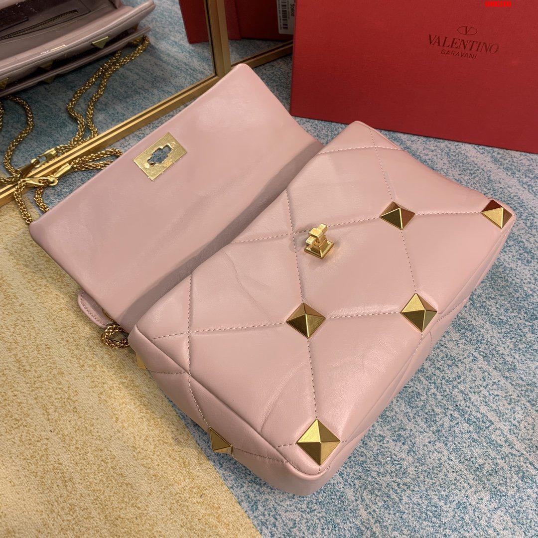 VALENTINO-LARGE-ROMAN-STUD-THE-SHOULDER-BAG-IN-NAPPA-WITH-CHAIN-PINK-WW2B0I60BSFGF9-05 VALENTINO LARGE ROMAN STUD THE SHOULDER BAG IN NAPPA WITH CHAIN PINK WW2B0I60BSFGF9 05