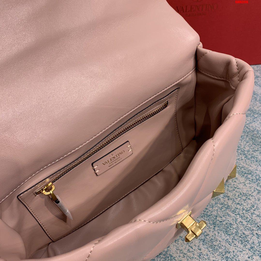 VALENTINO-LARGE-ROMAN-STUD-THE-SHOULDER-BAG-IN-NAPPA-WITH-CHAIN-PINK-WW2B0I60BSFGF9-07 VALENTINO LARGE ROMAN STUD THE SHOULDER BAG IN NAPPA WITH CHAIN PINK WW2B0I60BSFGF9 07