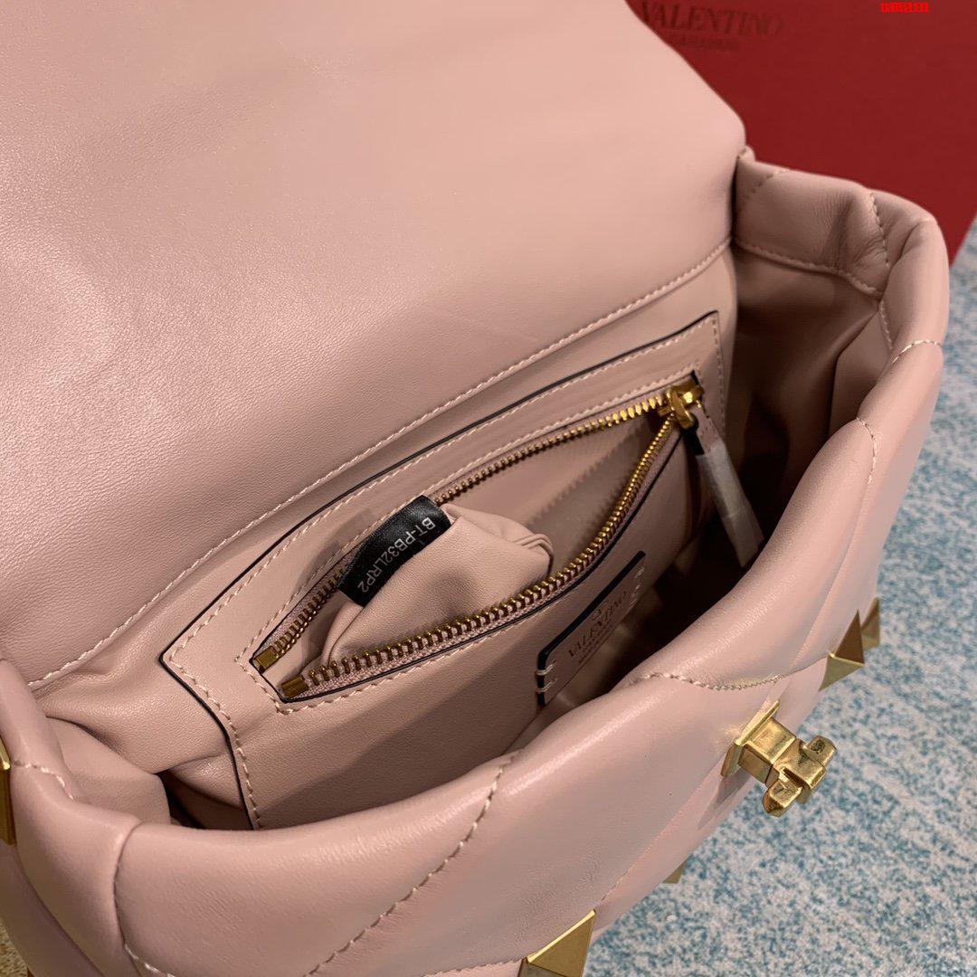 VALENTINO-LARGE-ROMAN-STUD-THE-SHOULDER-BAG-IN-NAPPA-WITH-CHAIN-PINK-WW2B0I60BSFGF9-08 VALENTINO LARGE ROMAN STUD THE SHOULDER BAG IN NAPPA WITH CHAIN PINK WW2B0I60BSFGF9 08