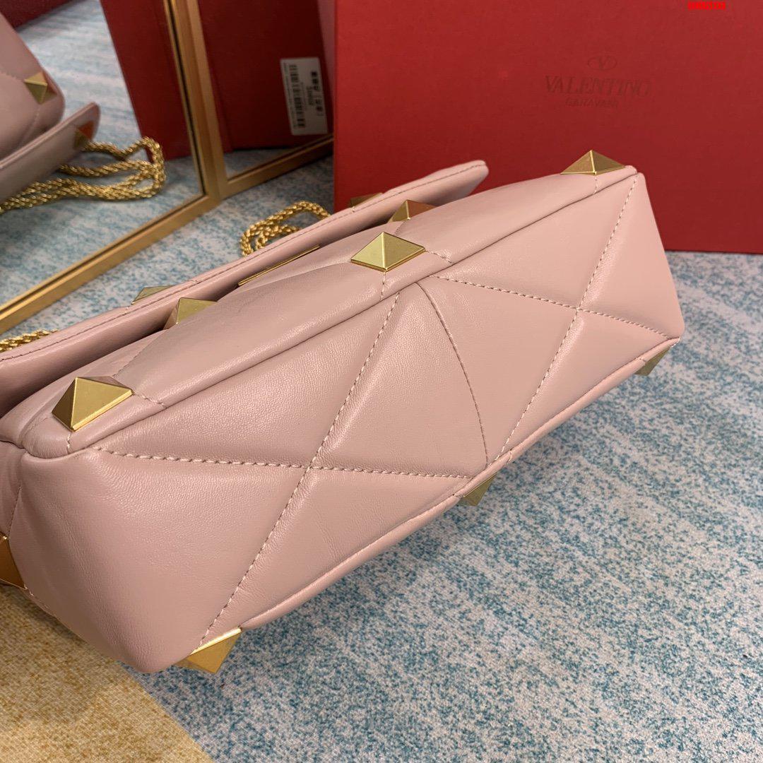 VALENTINO-LARGE-ROMAN-STUD-THE-SHOULDER-BAG-IN-NAPPA-WITH-CHAIN-PINK-WW2B0I60BSFGF9-09 VALENTINO LARGE ROMAN STUD THE SHOULDER BAG IN NAPPA WITH CHAIN PINK WW2B0I60BSFGF9 09