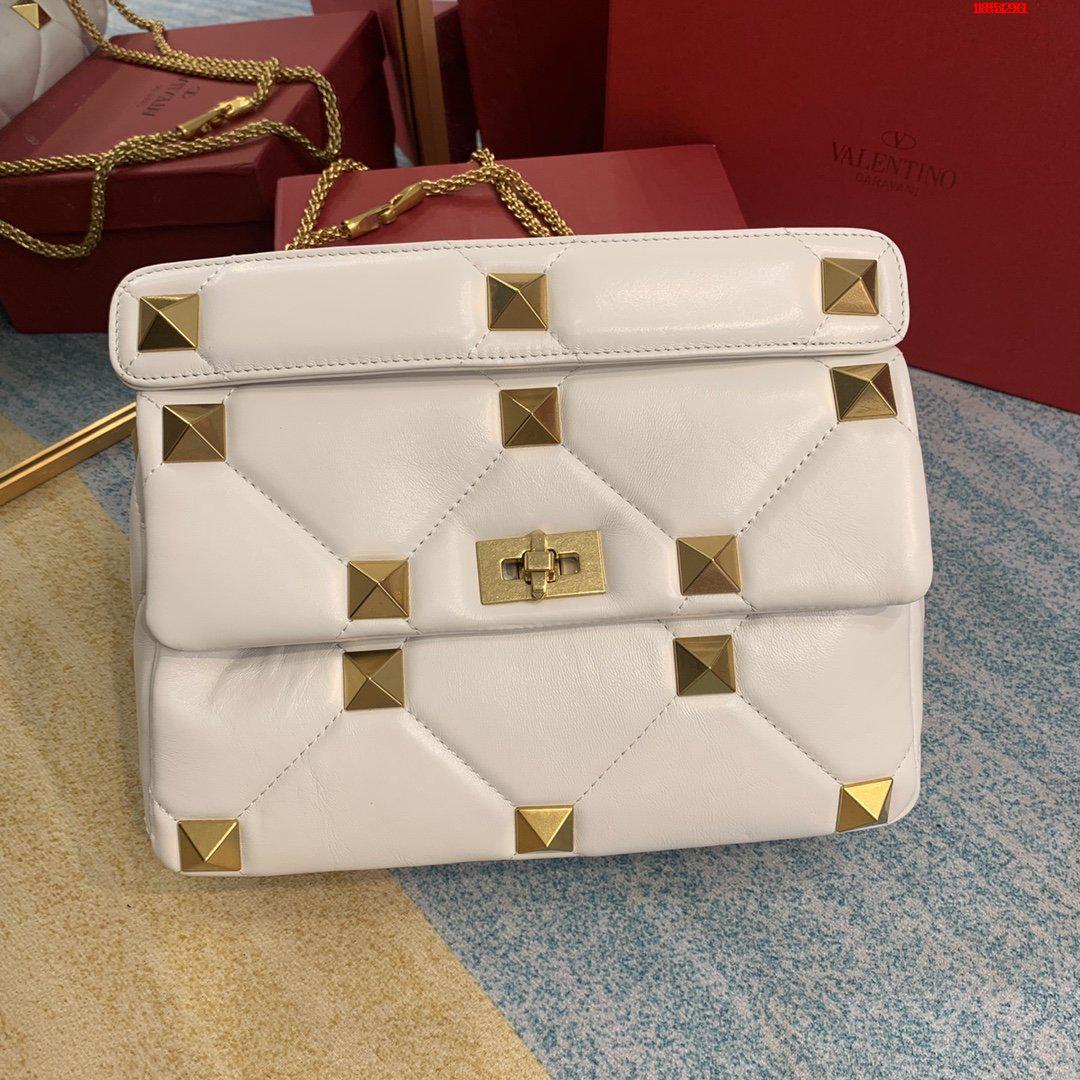 VALENTINO-LARGE-ROMAN-STUD-THE-SHOULDER-BAG-IN-NAPPA-WITH-CHAIN-WHITE-WW2B0I60BSF098-01 VALENTINO LARGE ROMAN STUD THE SHOULDER BAG IN NAPPA WITH CHAIN WHITE WW2B0I60BSF098 01