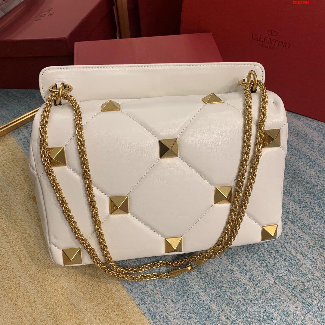 VALENTINO-LARGE-ROMAN-STUD-THE-SHOULDER-BAG-IN-NAPPA-WITH-CHAIN-WHITE-WW2B0I60BSF098-02 VALENTINO LARGE ROMAN STUD THE SHOULDER BAG IN NAPPA WITH CHAIN WHITE WW2B0I60BSF098 02